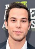 photo Skylar Astin